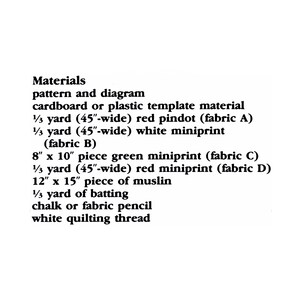 Peut inclure: Liste de mat&eacute;riel pour un projet de couture, avec des mesures en pouces et en yards. Le texte d&eacute;taille les exigences en tissu, y compris les tissus &agrave; pois rouges, &agrave; mini-imprim&eacute; blanc et &agrave; mini-imprim&eacute; vert. Il comprend &eacute;galement de la mousseline, de la ouate, de la craie et du fil &agrave; coudre blanc.