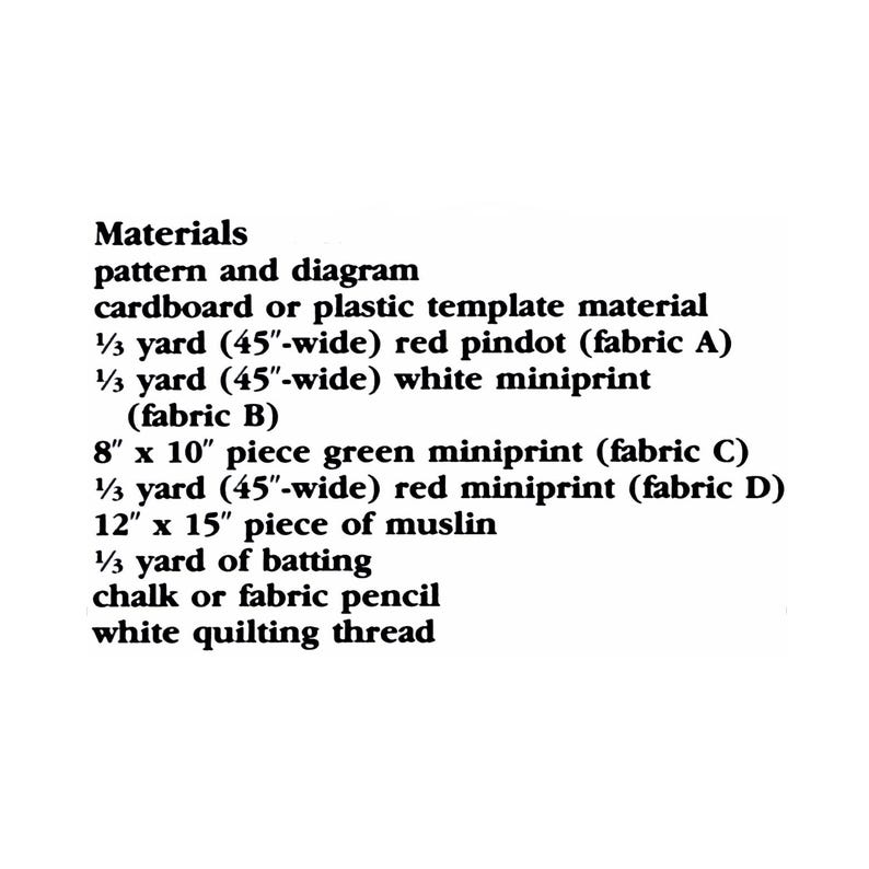 Peut inclure: Liste de mat&eacute;riel pour un projet de couture, avec des mesures en pouces et en yards. Le texte d&eacute;taille les exigences en tissu, y compris les tissus &agrave; pois rouges, &agrave; mini-imprim&eacute; blanc et &agrave; mini-imprim&eacute; vert. Il comprend &eacute;galement de la mousseline, de la ouate, de la craie et du fil &agrave; coudre blanc.
