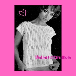 Può includere: Immagine in bianco e nero di un top all'uncinetto bianco con maniche corte. Il top ha un motivo strutturato e un bordo smerlato. Il testo "Vintage Pattern Haven" è visibile. Un cuore rosa è nell'angolo in alto a sinistra.