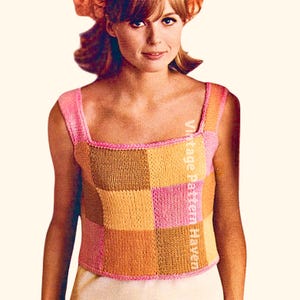 Puede incluir: Un patrón de tejido de punto vintage para un top sin mangas con un diseño de patchwork cuadrado en rosa, amarillo y naranja.