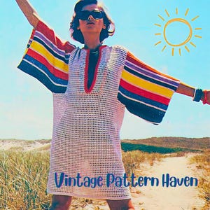 Pode incluir: Um top branco de crochê com mangas listradas arco-íris. O top tem um decote em V e é usado por uma modelo com óculos de sol contra um fundo de praia ensolarado. O texto "Vintage Pattern Haven" é visível na parte inferior da imagem.