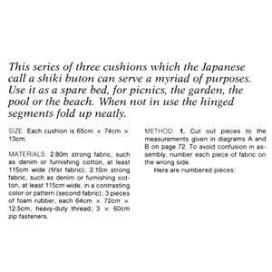K&ouml;nnte beinhalten: Anleitung zur Herstellung eines japanischen Shiki-Buton-Kissens. Der Text beschreibt die ben&ouml;tigten Materialien, darunter 2,80 Meter starkes Gewebe, 2,10 Meter kontrastierendes Gewebe, Schaumstoff, robustes Garn und Rei&szlig;verschl&uuml;sse. Der Text enth&auml;lt auch die Gr&ouml;&szlig;e jedes Kissens: 65 cm x 74 cm x 13 cm.
