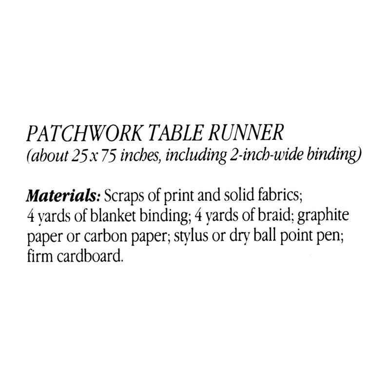 以下が含まれることがあります： パッチワークテーブルランナーの説明文。約63.5 x 190.5 cm、幅5 cmのバインディング付き。材料には、布の切れ端、ブランケットバインディング、ブレード、グラファイト紙、スタイラス、しっかりとした厚紙が含まれます。