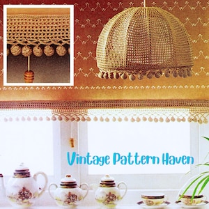 Puede incluir: Una pantalla de lámpara y una cenefa de ventana de ganchillo de estilo vintage. La pantalla de la lámpara es de color marrón claro y tiene forma redondeada. La cenefa también está tejida a ganchillo y tiene un borde festoneado con pequeños adornos redondos. El texto "Vintage Pattern Haven" es visible.