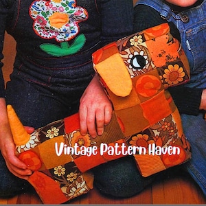 以下が含まれることがあります： オレンジ、茶色、黄色を基調としたパッチワークの犬のおもちゃ。花柄と幾何学模様が特徴です。大きめの目と垂れ耳があります。「Vintage Pattern Haven」の文字が表示されています。