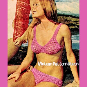 Peut inclure: Un bikini rose en crochet vintage. Le haut est de style halter et le bas assorti. Le crochet est visible. Le texte "Vintage Pattern Haven" est également présent sur l'image.