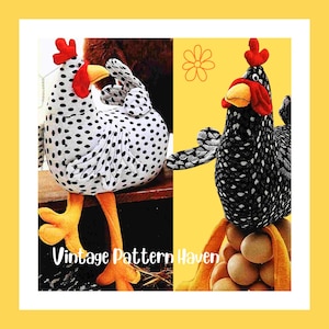 Puede incluir: Dos figuras de pollo de peluche. Una es blanca con lunares negros, la otra es negra con lunares blancos. Ambas tienen crestas y barbillas rojas, picos y patas amarillas. El texto "Vintage Pattern Haven" está en la parte inferior.