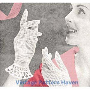 Może przedstawiać: Vintage zdjęcie białych rękawiczek szydełkowych z falbanką. Rękawiczki są trzymane blisko twarzy kobiety, z różową wstążką w tle. Tekst "Vintage Pattern Haven" znajduje się na dole obrazu.