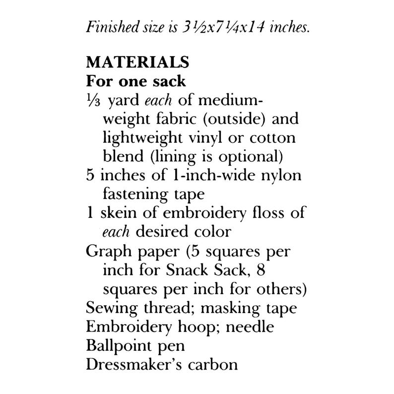 Puede incluir: Texto que enumera los materiales para un saco: tela, vinilo, cinta de nailon, hilo de bordar, papel cuadriculado, hilo de coser, cinta adhesiva, bastidor de bordado, aguja, bol&iacute;grafo y papel de calco. Tama&ntilde;o final: 8,9x18,4x35,6 cm.