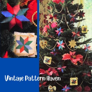 Könnte beinhalten: Ein Weihnachtsbaum geschmückt mit bunten sternförmigen Ornamenten in Rot, Blau, Grün und Gelb. Der Baum hat auch Perlenschnüre, rote Weihnachtssternblüten und kleine quadratische Ornamente. Der Text "Vintage Pattern Haven" ist zu sehen.
