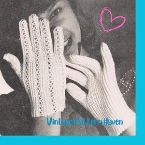 Op de afbeelding: Witte, gehaakte handschoenen met een delicaat openwerk patroon. De afbeelding is in zwart-wit, met de tekst "Vintage Pattern Haven" onderaan. Een roze hart is getekend in de rechterbovenhoek.