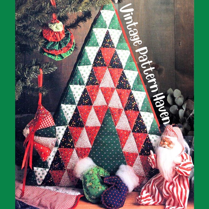 K&ouml;nnte beinhalten: Ein Patchwork-Weihnachtsbaum mit roten, gr&uuml;nen, wei&szlig;en und schwarzen Dreiecksmustern. Der Baum ist mit Ornamenten und einer Weihnachtsmannfigur geschm&uuml;ckt. Der Text "Vintage Pattern Haven" ist sichtbar.