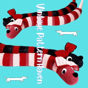Op de afbeelding: Twee gehaakte dackel deurstoppers in rood, zwart en roze strepen. De honden hebben zwarte ogen en zwarte neuzen. De tekst "Vintage Pattern Haven" staat op de afbeelding.