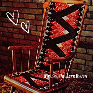 Peut inclure: Un fauteuil à bascule en bois avec un siège et un dossier à motifs. Le tissu présente un motif en zigzag rouge, noir et blanc. Le texte "Vintage Pattern Haven" est visible sur la chaise. Deux coeurs blancs sont dessinés sur le mur de briques derrière la chaise.