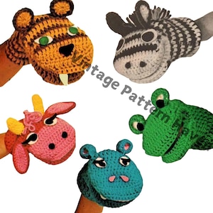 Op de afbeelding: Vijf gehaakte vingerpoppen, elk met een ander dier: een tijger, een zebra, een koe, een nijlpaard en een kikker. De poppen zijn allemaal felgekleurd en hebben gedetailleerde kenmerken.