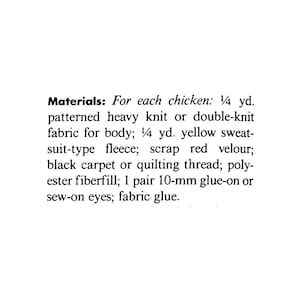Op de afbeelding: Tekst op een witte achtergrond met knutselmaterialen. De tekst luidt: "Materialen: Voor elke kip: &frac14; yd. patroon zware tricot of dubbele tricot stof voor het lichaam; &frac14; yd. gele zweet-type fleece..."