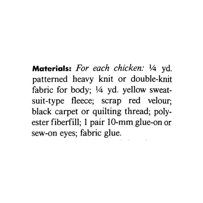 Op de afbeelding: Tekst op een witte achtergrond met knutselmaterialen. De tekst luidt: "Materialen: Voor elke kip: &frac14; yd. patroon zware tricot of dubbele tricot stof voor het lichaam; &frac14; yd. gele zweet-type fleece..."