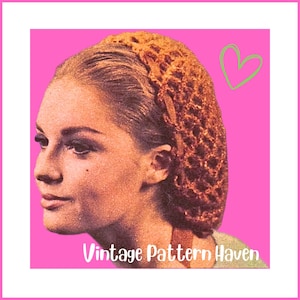 Puede incluir: Un patrón vintage de red para el cabello de ganchillo con un primer plano de una mujer que lleva la red. La red para el cabello es marrón y tiene un diseño delicado y de encaje. El patrón es de Vintage Pattern Haven.