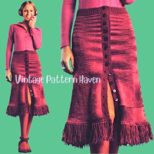 Könnte beinhalten: Ein Vintage-Strickrock in Rottönen mit Knopfleiste vorne und Fransen am Saum. Der Rock wird mit einem passenden langärmligen Oberteil kombiniert. Das Bild enthält den Text "Vintage Pattern Haven".