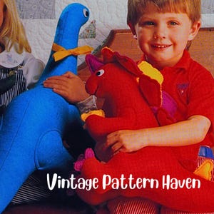 Peut inclure: Un enfant tient un dinosaure en peluche rouge avec des accents jaunes et violets. Un dinosaure bleu avec un nœud papillon jaune est à gauche. Le texte "Vintage Pattern Haven" est en bas.