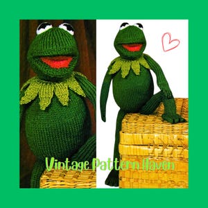 Può includere: Una bambola di Kermit la Rana lavorata a maglia in tonalità di verde, con bocca rossa e occhi bianchi. La bambola è seduta su un cestino intrecciato. Il testo "Vintage Pattern Haven" è visibile sull'immagine.