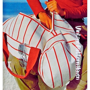 Puede incluir: Una bolsa de lona a rayas blancas y rojas con una correa y cremallera rojas. La bolsa tiene un bolsillo con gafas de sol. La bolsa la sostiene una persona que lleva una camisa roja.