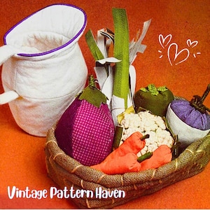 Op de afbeelding: Een witte kan met een paarse rand staat naast een geweven mand gevuld met stoffen groenten. De mand bevat een paarse aubergine, groene paprika, bloemkool en oranje paprika's. De tekst "Vintage Pattern Haven" staat onderaan.