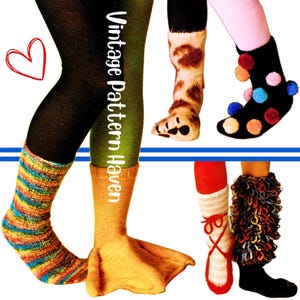 Puede incluir: Cuatro pares de calcetines de punto de colores con diferentes diseños. Los calcetines incluyen un par a rayas, un par con un diseño de pata de pato, un par con un diseño de pata de gato y un par con pompones.