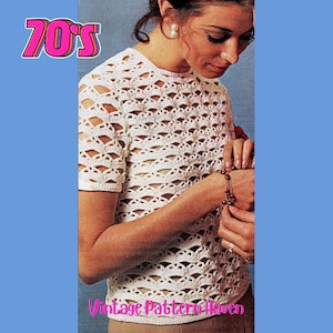 Könnte beinhalten: Ein weißes, kurzärmeliges Häkeltop mit einem einzigartigen Lochmuster. Das Oberteil hat einen runden Ausschnitt und ein strukturiertes Muster. Das Bild enthält den Text "70's" und "Vintage Pattern Haven".