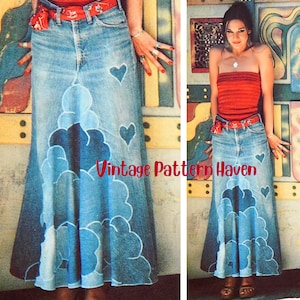 Może przedstawiać: Jeansowa spódnica maxi w jasnoniebieskim odcieniu, z aplikacjami w kształcie chmur i serc. Spódnica ma wysoki stan i rozkloszowaną sylwetkę. Tekst "Vintage Pattern Haven" jest widoczny na czerwono. Spódnica jest połączona z czerwonym topem i paskiem.