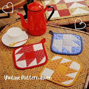 Könnte beinhalten: Eine rote Emaille-Kaffeekanne, eine weiße Tasse und drei gesteppte Topflappen mit Stern- und Quadratmustern. Die Topflappen sind rot, blau und gelb mit weißen Akzenten. Der Text "Vintage Pattern Haven" steht unten.