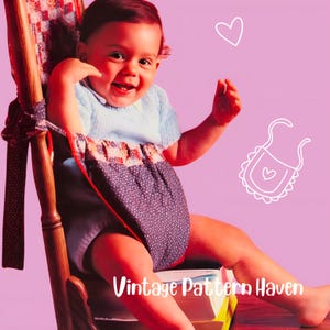 Puede incluir: Un bebé con un suéter azul está sentado en una mecedora de madera con un asiento para bebé vintage. El asiento es de tela azul con lunares blancos y ribete rojo. El texto "Vintage Pattern Haven" está en la parte inferior.