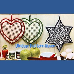 Peut inclure: Trois dessous de plat de cuisine vintage : deux en forme de cœur avec des bordures rouges et vertes, et un en forme d'étoile avec un motif floral noir et blanc. Les dessous de plat sont accrochés à un mur blanc. Le texte "Vintage Pattern Haven" est visible.