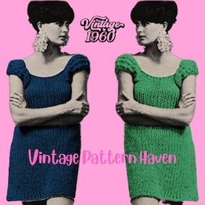 Könnte beinhalten: Vintage Strickmuster aus dem Jahr 1960 für ein kurzes, ärmelloses Kleid. Das Muster zeigt zwei Models, die das Kleid in Blau und Grün tragen.