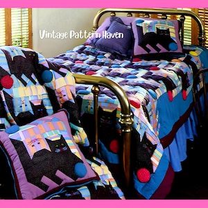 Peut inclure: Un lit avec un cadre en métal doré est orné d'une courtepointe patchwork et de coussins assortis avec des motifs de chats noirs. La courtepointe et les coussins ont un design patchwork coloré avec des accents bleus, violets, jaunes et rouges. Le texte "Vintage Pattern Haven" est visible.