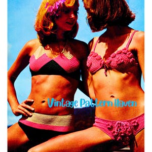 Puede incluir: Dos mujeres con bikinis de ganchillo. Uno es rosa, negro y beige, el otro es rosa liso con detalles florales. La imagen tiene el texto "Vintage Pattern Haven" en azul.