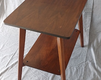 Mesa de centro de fórmica retro / Fabricada en Yugoslavia / Mesa auxiliar MCM / Mesa de centro vintage / Mesa auxiliar con revistero / Años 70