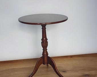 Donkerbruine salontafel | Italiaans servies | Houten Regency bijzettafel | Rustieke woondecoratie