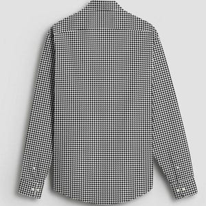 Pode incluir: Vista traseira de uma camisa de manga comprida com um padr&atilde;o cl&aacute;ssico de pata de galo em preto e branco. A camisa tem gola abotoada e punhos abotoados. O tecido &eacute; um material tecido.
