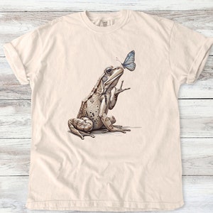 Vintage Frog Shirt with Butterfly - Quirky Frog and Toad Graphic Tee - Cute Goblincore TShirt - Oversized Comfort Colors - Cottagecore Gift