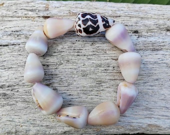 Stretcharmband mit verschiedenen hawaiianischen Kegelmuscheln, Geschenk für sie, Kauai-Schmuck, Hebräische Kegelmuscheln, Hawaii-Geschenk, Geschenk für Meeresliebhaber, Kauai-Muscheln