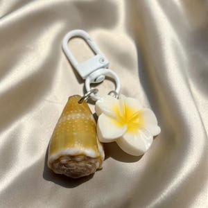 Llavero de concha de olivo con plumeria hawaiana, dije para bolso inspirado en la playa, regalo único, regalo hecho a mano, regalo de cumpleaños, llavero hawaiano