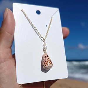 Collar de concha cónica hawaiana y perlas de agua dulce relleno de oro de 14 quilates | Regalo hecho a mano | Regalo único | Regalo hawaiano | Regalo para amantes del mar