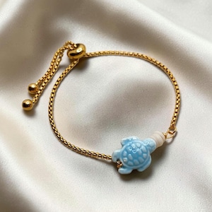 Véritable petite perle en céramique hawaïenne de carapace de puka et de tortue, bracelet réglable 14 carats en acier inoxydable plaqué or, cadeau pour elle, cadeau fait main