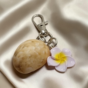 Nerite "Kupe'e" Shell Keychain with Hawaii Plumeria, Beach inspired Bag Charm, unique gift, handmade gift, birthday gift, Hawaiian keychain