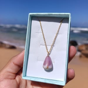 Puede incluir: Un letrero de madera rústica con el texto "Welcome to our home" en letras blancas. El letrero presenta un acabado envejecido y un diseño simple y acogedor, perfecto para la decoración de la entrada.