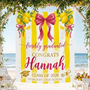 Puede incluir: Una pancarta de graduación con rayas amarillas y un gran lazo rosa. La pancarta dice "freshly graduated CONGRATS Hannah CLASS OF 2026 STARLIGHT HIGH SCHOOL" con ilustraciones de limones, un birrete y un diploma.