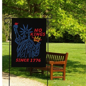 Bandiera da giardino "La democrazia non ha re" - Stendardo politico da esterno Liberty, decorazione di protesta patriottica per il 4 luglio, cartello da giardino "Libertà e uguaglianza"