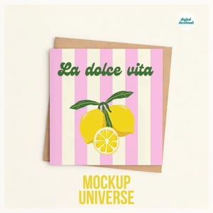 Peut inclure: Carte de vœux avec le texte "La dolce vita" en vert, représentant une illustration de citron. La carte a des rayures verticales roses et blanches et est posée sur une enveloppe marron. Les mots "MOCKUP UNIVERSE" sont en bas.