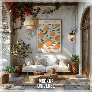 Può includere: Un divano bianco con cuscini si trova su un patio con un tappeto, piante in vaso e una stampa incorniciata che recita "Valencia, Arbol de Naranjas".